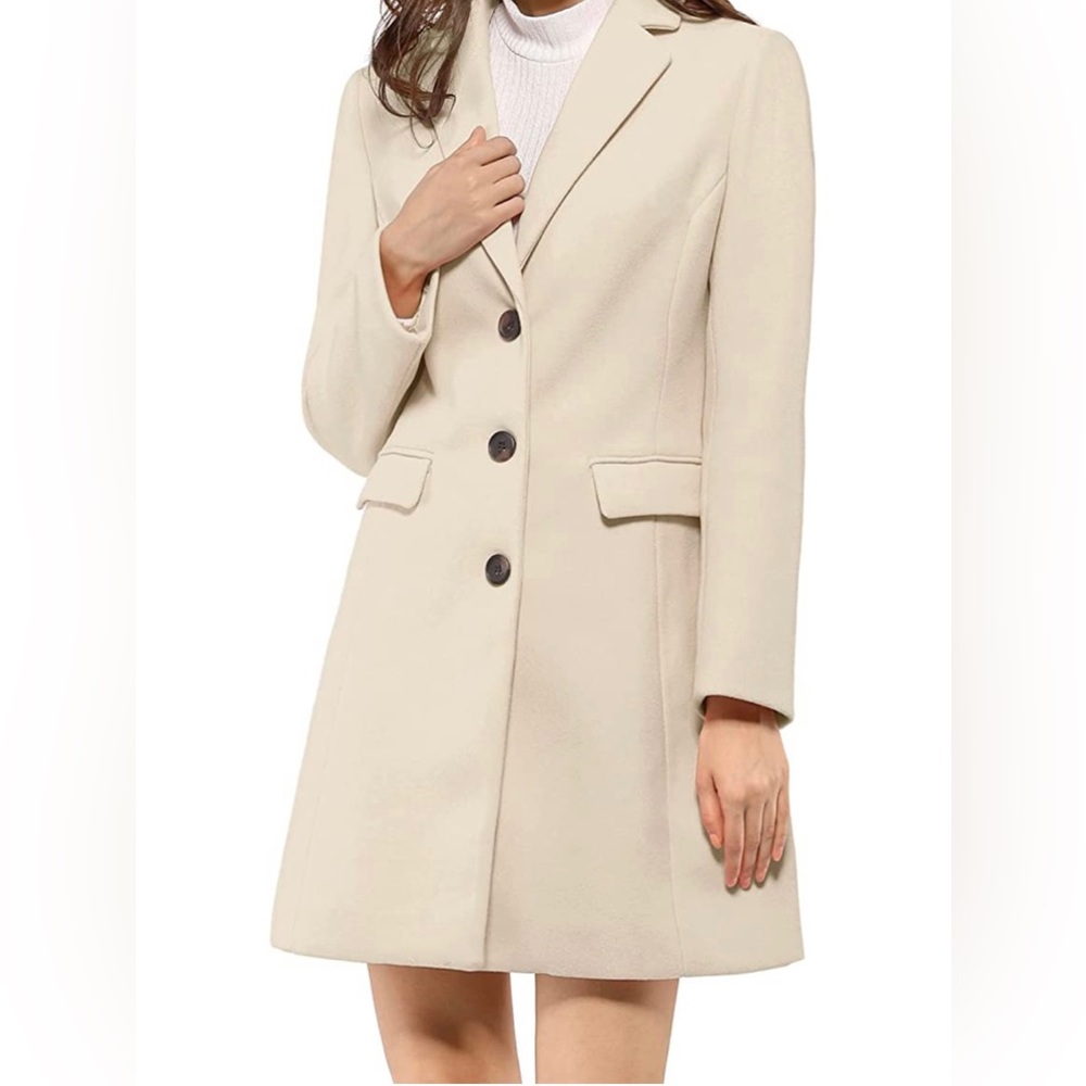I’m selling this coat. It is a beige color. It’s in good condition! Size XS